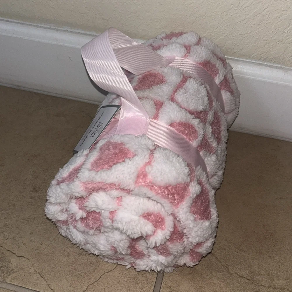 NWT pink and white Heart Blanket 50 in x 60 in - Picture 4 of 4
